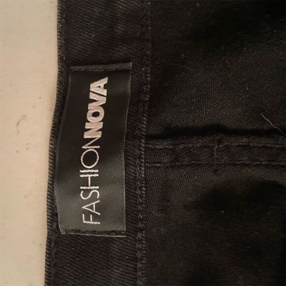 *3/$15 Fashion Nova women’s Distressed Cargo Denim Shorts Black Size 20 - Picture 9 of 11